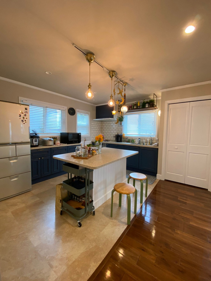 回遊動線を取り入れたキッチン。パントリーをはじめ、収納も随所にあって片付けがしやすい