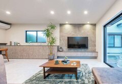 リビングのテレビボードとダイニングの収納は、空間の「広がり」と「つながり」を意識して造作した【大成工務店】