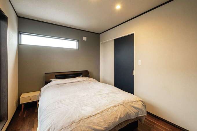 寝室はアクセントクロスも落ち着きのあるグレーをチョイス