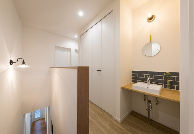 2階に設置された洗面はタイルと照明・ボウルのデザインがグッド