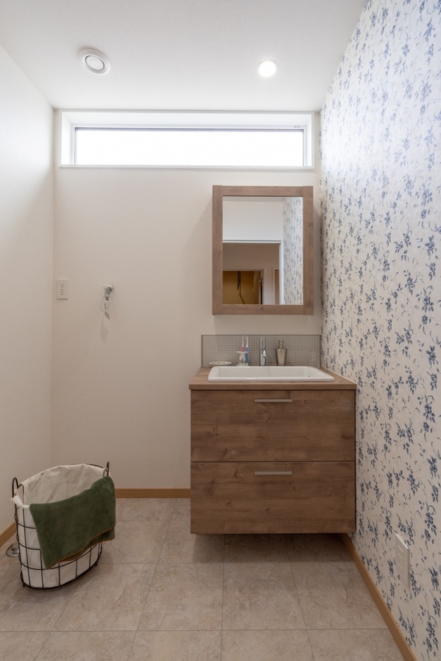 水回りは清潔感を連想するブルーの花柄。選び抜いたクロスに囲まれて家事も楽しくなりそうです。