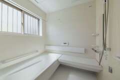 ユニットバスには、腰掛けたまま湯船に入れるベンチシートタイプをセレクト。一人でも安心して入浴できる