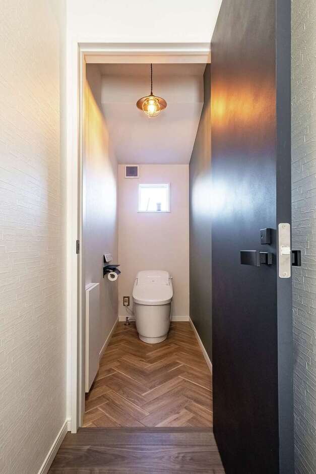 階段下のデッドスペースを活かしたおしゃれなトイレ