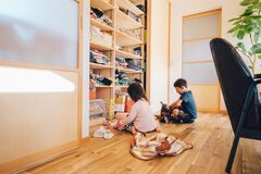 子ども事に設けたリビング収納。子どもにとって片付けしやすい様に考えました。おかげでリビングはスッキリ。