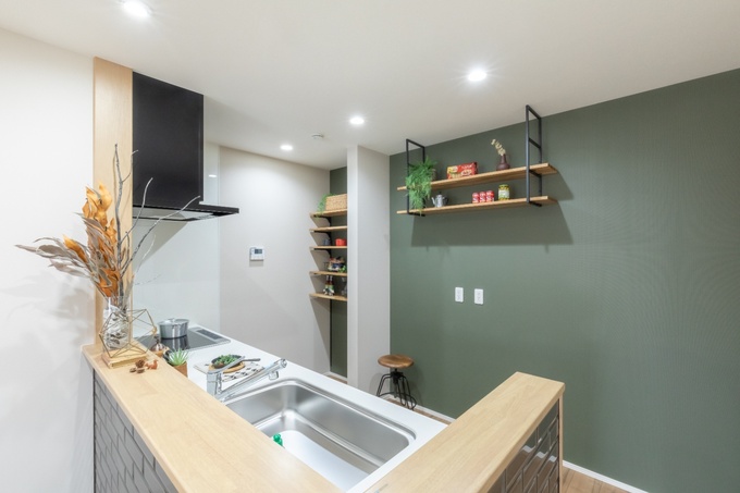 温かみのある空間を演出。収納棚が実用性を高める。