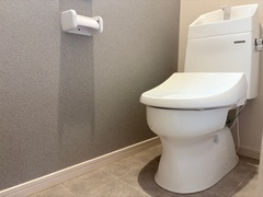 シンプルで機能的なトイレ空間。清潔感にあふれ、毎日の使用を快適にしてくれる。【大栄ホーム】