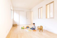 子ども部屋はホール側にも窓を付け、吹き抜けを通して階下とのつながりを持たせた【アキヤマ】