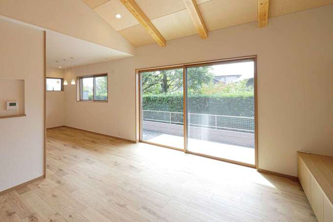 リビングの窓からは自然を感じられるタイルデッキへ