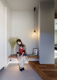 土間玄関にベンチを造作。子育て期間中はもちろん、老後も重宝しそう【【トヨタホーム】トヨタホーム＆life】
