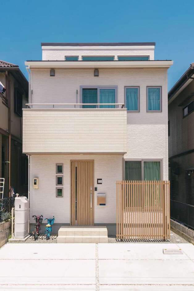 両隣が密接した住宅地。設計を工夫して、37坪の土地に駐車スペースを3台確保。プライバシーや採光、風通しなどにも充分な配慮がなされている