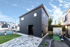 塗り壁調の黒い外壁とベージュの木目がソリッドな重厚感を与える【OWN RESORT HOME（オウンリゾートホーム）】