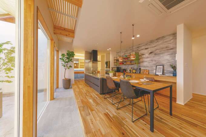 玄関を入るとフロート状のLDKと奥に延びる土間が。大きな窓から自然光が入る明るい空間。キッチンからは室内もテラスも見渡せ、子どもの様子も見守れる