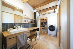 明るい木のデザインが特徴の洗面兼ランドリールーム。機能的な配置で、家事が捗る空間作りがされている。