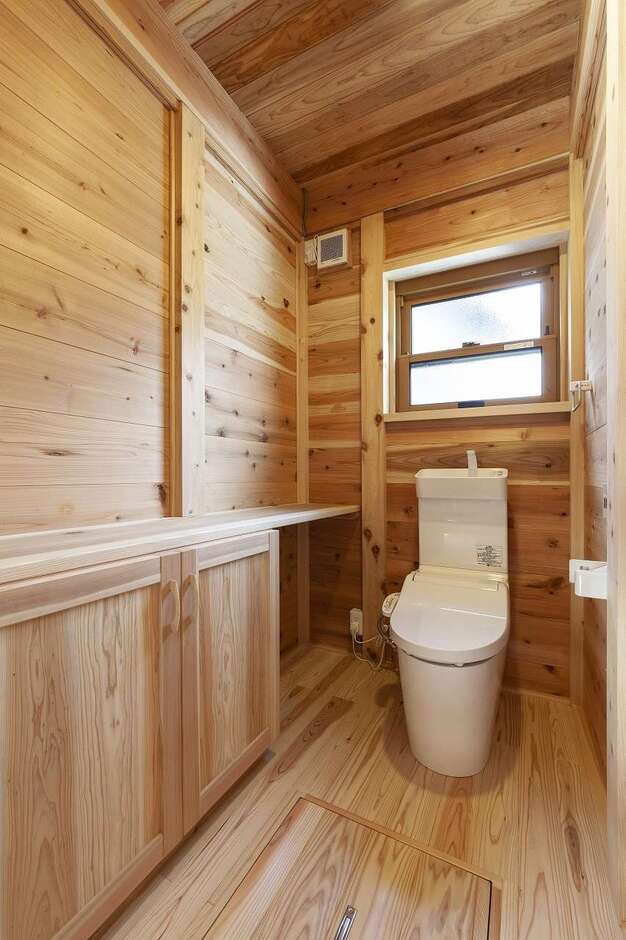 床、壁、天井まで無垢材を貼ったトイレは、夏涼しく、冬は暖かいのでリラックスできる