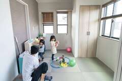 リビング横の和室は子どもの遊びスペース【さくらホーム】