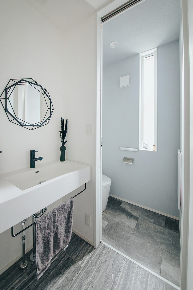 帰宅時やトイレの後に使える手洗いコーナー。清潔感ある素材の組み合わせにブラックがアクセントに