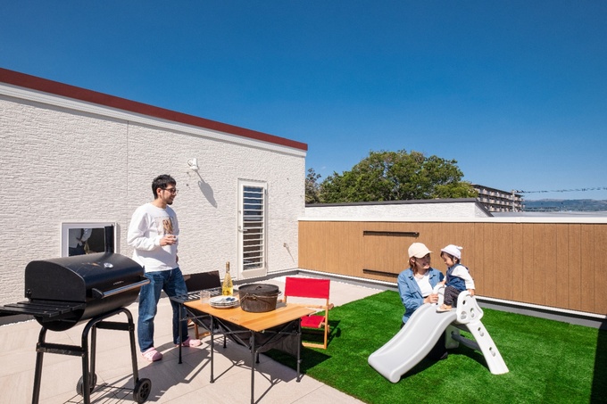 オープンエアの光と風が気持ちいい屋上庭園。360度の大パノラマが広がり、夏は花火大会の特等席にもなりそうです。外からの視線を気にすることもなく、BBQや子どもプールそ存分に楽しむことができます。
