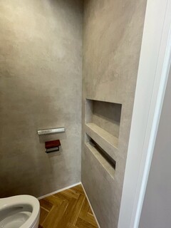 シンプルでモダンなデザインのトイレ。壁面のニッチはトイレットペーパーのサイズに合わせてお造りしました。収納として活用可能で、清潔感溢れる空間に仕上がっています。【英知工務店】