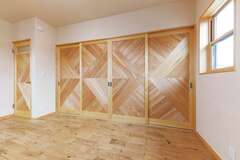 造作建具・窓枠はすべて標準仕様。建具はさまざまなデザインがあり、部屋ごとに選べる【藤田工務店】
