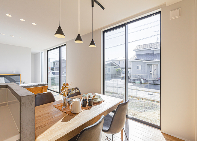 庭を眺めながら食事ができるダイニング