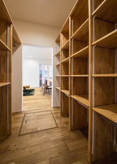 4人兄弟それぞれの収納棚を造作したファミリークローゼット