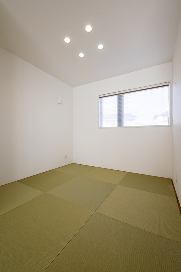 シンプルで落ち着いた雰囲気の和室。床には畳を敷き、壁は白で統一されているため、清潔感がある。