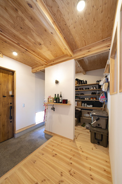 玄関横に位置するシューズクローク。たくさんの靴にお出掛けに必要な物をすっきりと収納できる棚が備えられている。