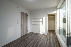 シンプルで機能的な子ども部屋。窓から自然光が差し込み、心地よい環境を提供。収納棚も完備。【トキワハウス デザイン アンド ビルド（常盤工業）】