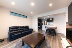LDKは17.35畳。リビング部分を広く取ることで、1階のビルトインガレージも可能になった。構造上必要な壁はキッチンダイニングとの緩やかなゾーニングに貢献している【建築システム（狭小住宅専門店）】