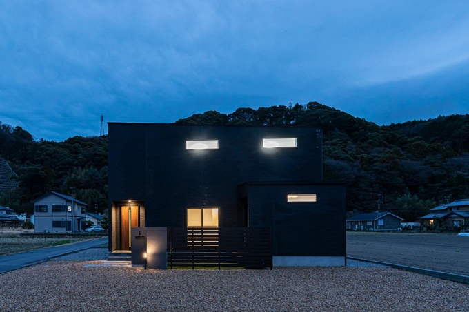 夜景に映える住宅。直線的なデザインが特徴で、周囲の自然との調和を意識したシンプルな外観。