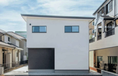 周囲を住宅に囲まれた立地条件で、いかに外からの視線を外しながら光を取り込むかが課題だった。夏と冬の日射角度をシミュレーションしつつ窓の大きさと位置、軒の深さを決めた。家づくりの知識と経験豊富な森川社長ならではの設計手法が冴え渡る【MIOS（マイオス）】