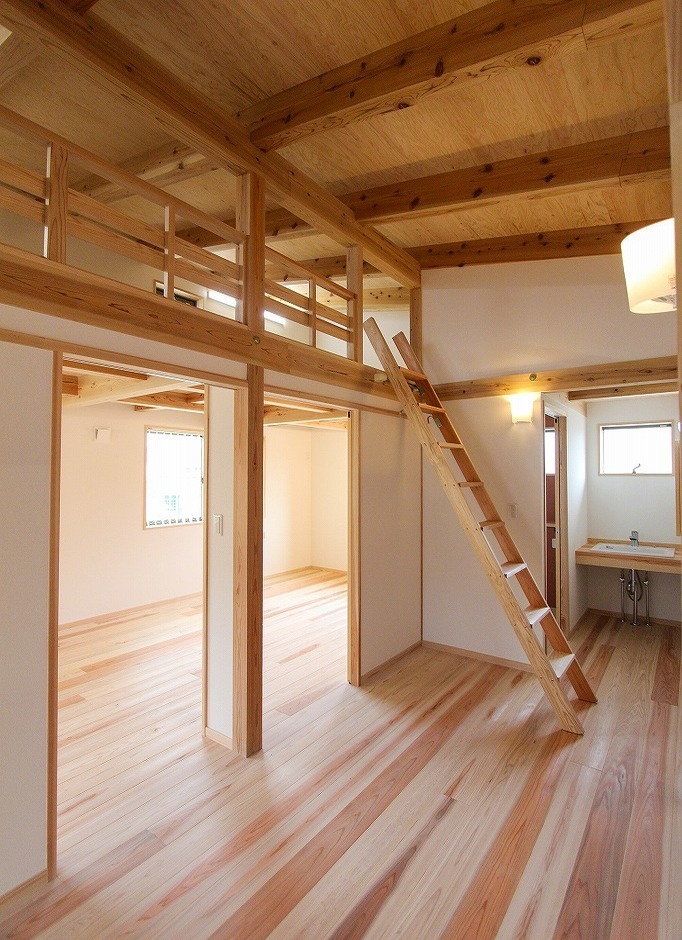 洗面・トイレを備えた広めの2階ホール。左手は12畳の子ども部屋。成長に応じて、将来2部屋に間仕切りできる。上部ははしごで上がれるロフト。