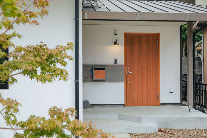 鮮やかなドアの色が映える玄関