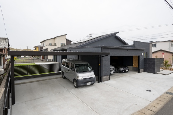 家屋に併設されたガレージ。広いスペースに複数台の車が駐車でき、雨の日も安心して車に出入りできる。
