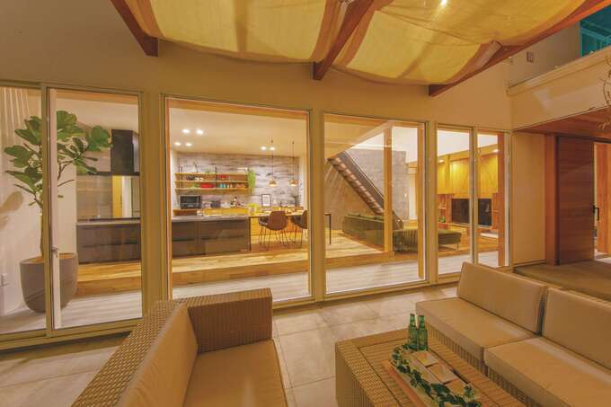 テラスからリビングを眺めると、外と中の一体感をさらに実感　