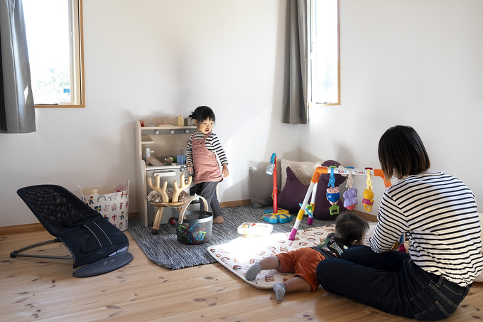 明るい子ども部屋。遊び場を兼ねたリラックスできる空間が、子どもたちの成長を見守る。