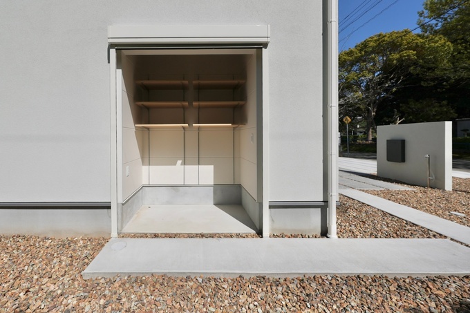 建物と一体になった外部収納。アウトドア用品の整理に便利であり、屋外作業もスムーズ。