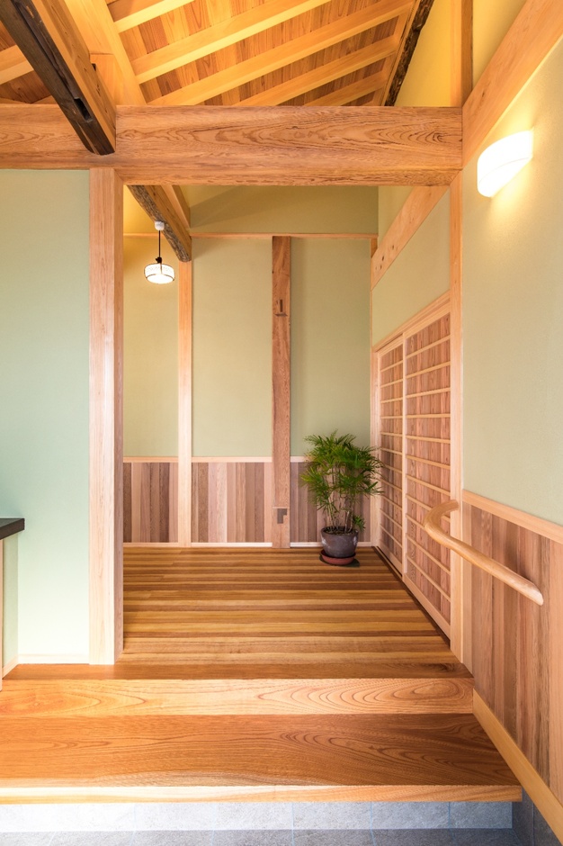 古材を活かした木構造が凛とした表情に。正面にはお母さまの実家の大黒柱だったケヤキが。「玄関の正面というハレの場に使ってもらえてうれしい」とお母さま