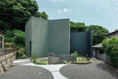 自然に恵まれたロケーションを活かし、山の景色に溶け込むように建てられたI邸。精巧な折り紙細工を思わせる外観は、建築家住宅をも彷彿とさせるフォルム【アールスタジオ】