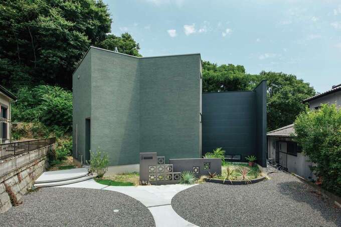自然に恵まれたロケーションを活かし、山の景色に溶け込むように建てられたI邸。精巧な折り紙細工を思わせる外観は、建築家住宅をも彷彿とさせるフォルム