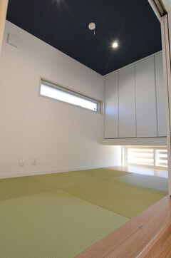 琉球畳が映える3畳+1畳の小上がり和室。床下には収納を設けた