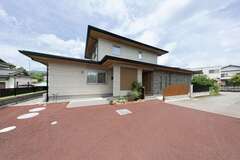 日本家屋の良さを取り入れ、深い軒に。軒天井の質感や雨樋のサイズや取り付け位置まで緻密に計算された、美しい仕上がり