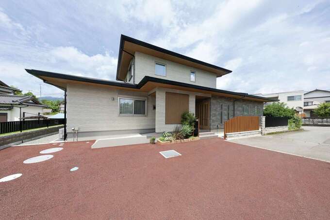 日本家屋の良さを取り入れ、深い軒に。軒天井の質感や雨樋のサイズや取り付け位置まで緻密に計算された、美しい仕上がり