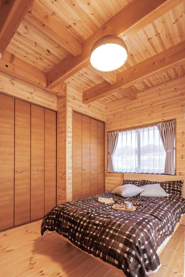 寝室は人生の3分の1を過ごす場所。そのため、床・壁・天井ともに天然木の板張りにし、体にやさしい空間を実現。木の香りと温もりに包まれてぐっすり快眠できる