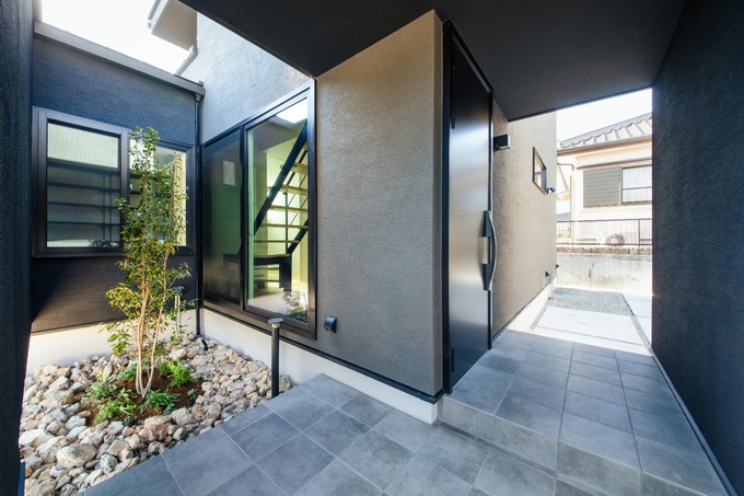 外からの視線を抑え、内側に豊かな光を取り込む建築家設計の住まい。