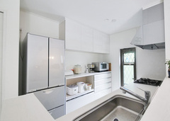 キッチンも白を基調とし、明るく清潔感のある空間に仕上げた。作業台より高くした腰壁で手元を隠して生活感もカット。使い勝手のよい広さで、毎日の料理も楽しくなりそう