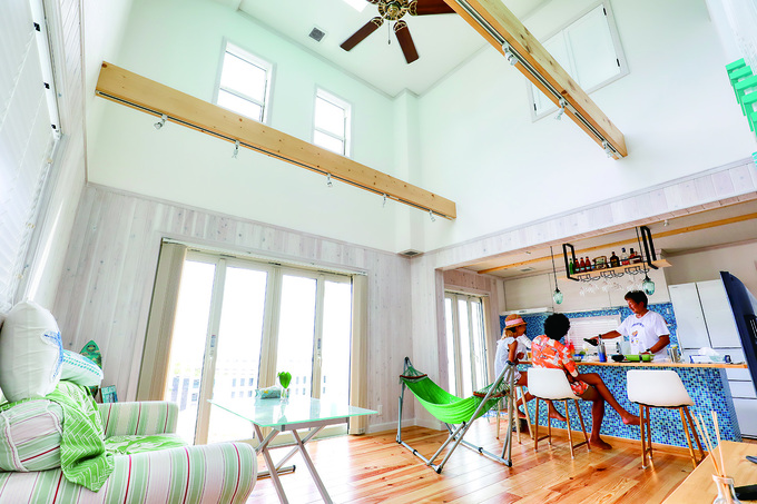 フルオープン窓に加え、高窓からも自然光がたっぷりと注ぐ、明るく開放的なリビングダイニング