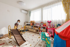 お子様が小さいうちは9.2帖の遊び部屋として、大きくなったら4.2帖と5帖の2部屋の洋室に分けることができる人気の間取り。【アーキホームライフ】