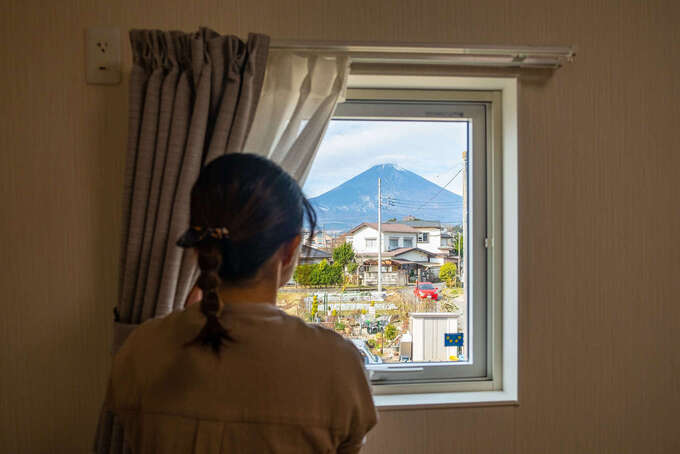 富士山が見える絶好のロケーション。額縁の絵のように景色が切り取れる寝室の窓は、建築家からの素敵なプレゼント