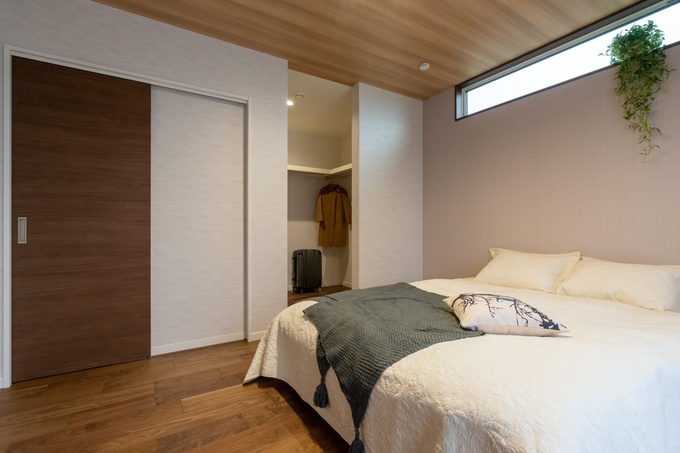 寝室の奥はWIC。扉をなくしたことで閉塞感なく、物の出し入れがしやすい造りとなりました。